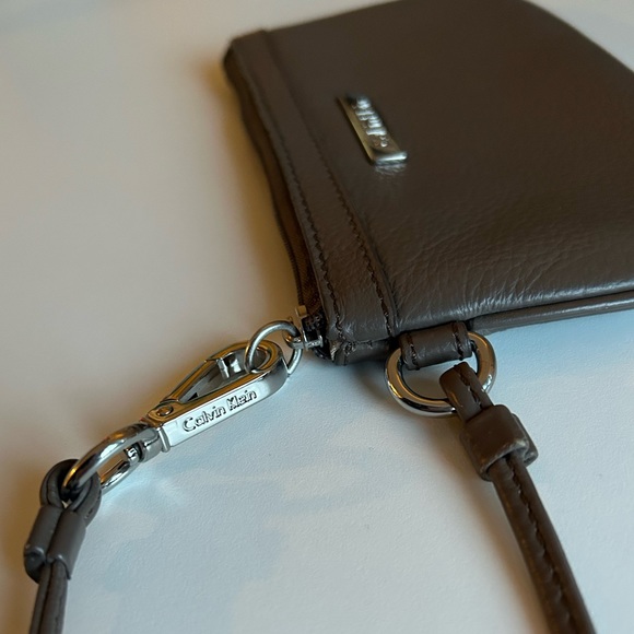 Calvin Klein Wristlet ✨ - Picture 3 of 13